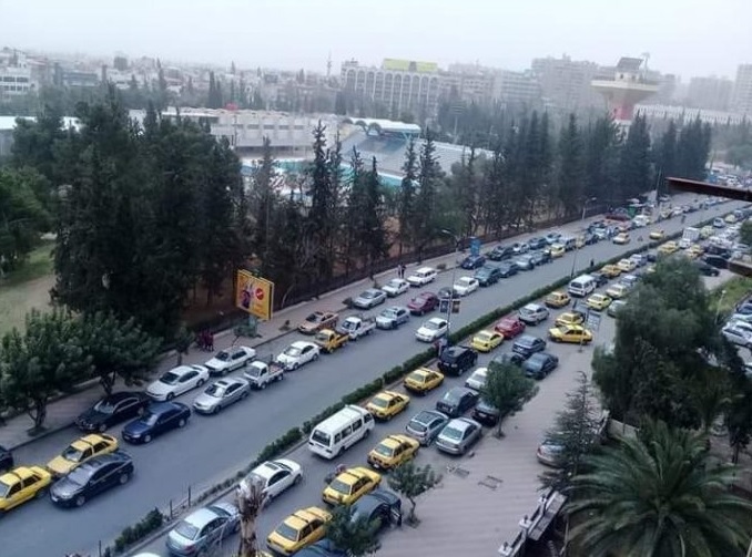 Krisis Bahan Bakar, Ribuan Mobil di Kota-kota Suriah Antri Berjam-jam untuk Membeli Bensin